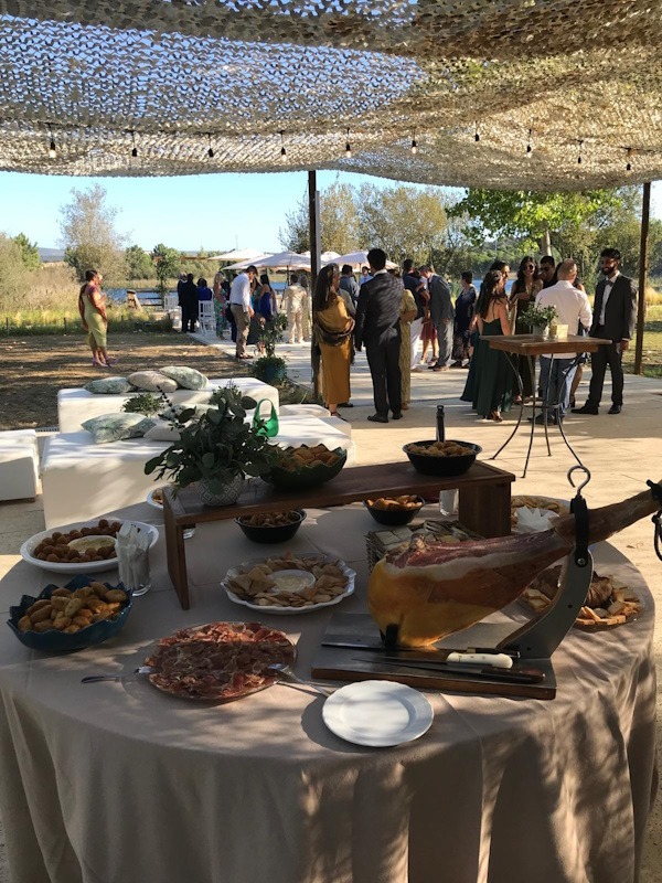 Gastronomia regional servida em mesa corrida na floresta